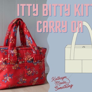 Puede incluir: Un bolso de tela rojo con estampado floral, dos asas superiores y bolsillos exteriores. El texto ITTY BITTY KITTY CARRY ON aparece en rosa, junto a un dibujo lineal del bolso y el texto Kathryn Made Something en letra cursiva roja.