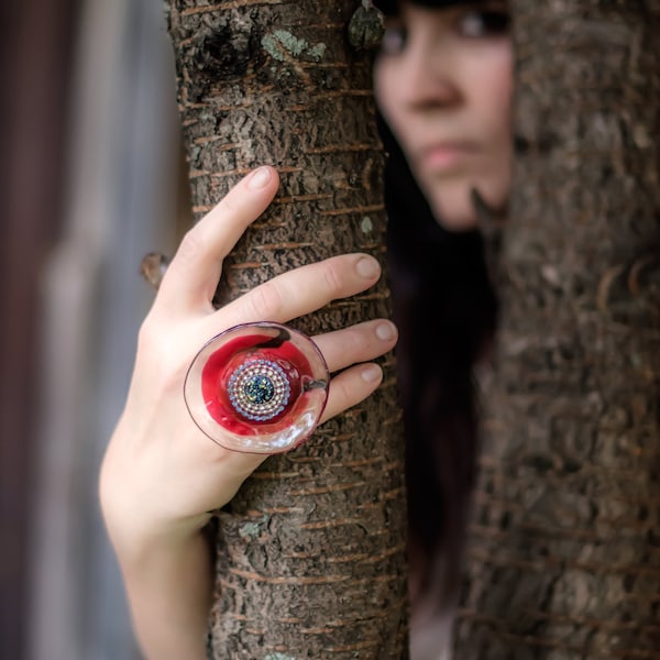 Großer Cocktail Ring, Statement Ring, Resin Ring, extravaganter Ring, roter Ring, Avantgarde Schmuck, Maximalist Schmuck,verstellbarer Ring, Festival