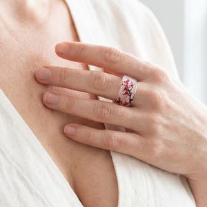 Bague Sakura, Bague Fleur de Cerisier Japonaise, Bague Statement, Bague en Résine, Bague Artistique Inspirée du Japon