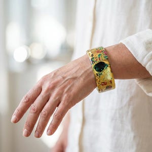 Bracciale in Resina Gustav Klimt – The Kiss Bangle, Gioiello con Foglia Oro, Stile Art Nouveau, Fatto a Mano