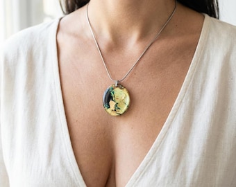 Gustav Klimt Der Kuss Harz Kette Goldener Anhänger Romantischer Art Nouveau Schmuck Handgemachtes Geschenk für Sie