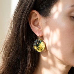 Klimt Der Kuss Ohrringe Kunstschmuck Harz Goldblatt runde Hänger handgemacht romantisches Geschenk Statement Ohrschmuck Frau