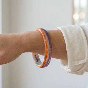 Pulseras de Resina Apilables en Morado y Azul con Flores Secas Naranjas – Joyería Artesanal Boho