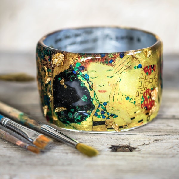 Le baiser, bracelet jonc en résine, bijoux Gustav Klimt, cadeau pour amateur d'art, large bracelet en résine, bijoux tendance, cadeau d'épouse, bracelet d'art célèbre