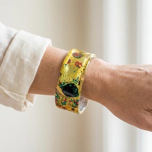 Bracciale in Resina Gustav Klimt – The Kiss Bangle, Gioiello con Foglia Oro, Stile Art Nouveau, Fatto a Mano