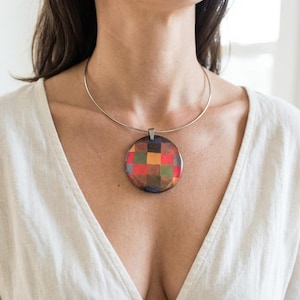 Colgante de Arte Paul Klee - Joyería Moderna en Resina Transparente - Collar Abstracto y Colorido - Regalo Único para Amantes del Arte