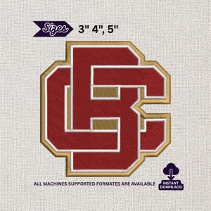 Könnte beinhalten: Ein rot-goldener, gestickter Aufnäher mit den verschlungenen Buchstaben "CS". Der Aufnäher hat eine goldene Umrandung und einen weißen Rand. Verfügbare Größen sind 7,6 cm, 10,2 cm und 12,7 cm. Der Text "ALL MACHINES SUPPORTED FORMATES ARE AVAILABLE" ist ebenfalls vorhanden.