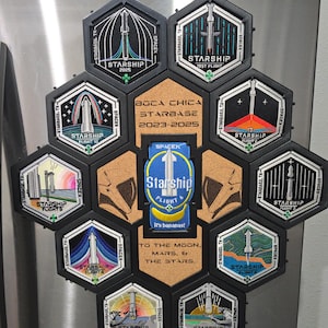 Puede incluir: Un conjunto de imanes hexagonales con diseños de Starship de SpaceX. Los imanes muestran varios vuelos de Starship, la base estelar de Boca Chica y el texto "To the Moon, Mars, & the Stars."
