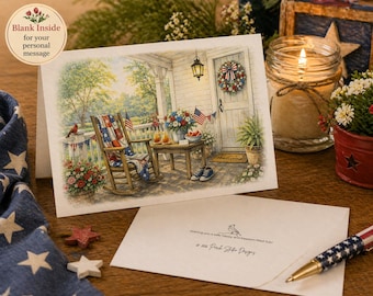 Puede incluir: Una tarjeta de felicitación con una ilustración en acuarela de un porche decorado para una fiesta patriótica. La tarjeta presenta una mecedora, banderas americanas y una corona. El texto de la tarjeta dice "Blank Inside for your personal message."