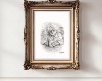 Puede incluir: Un boceto a lápiz en un marco dorado adornado representa a una mujer con gafas sosteniendo una taza. La obra de arte muestra a la mujer sentada en una mesa, posiblemente en una cocina. El boceto está firmado en la esquina inferior derecha.