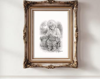 Puede incluir: Un dibujo a lápiz enmarcado de una persona mayor sentada al aire libre, trabajando con una cesta y un cubo. La obra de arte está en un marco dorado ornamentado, añadiendo un toque de elegancia a la escena. El dibujo captura un momento de actividad tranquila.
