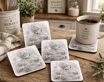 Puede incluir: Un juego de cinco posavasos cuadrados con un boceto a lápiz de una anciana sonriente cocinando. Los posavasos están colocados sobre una superficie de madera con una taza de café y decoración de cocina.