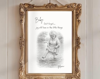 Puede incluir: Un boceto a lápiz enmarcado de una persona mayor en el agua, sonriendo. El marco dorado y ornamentado está suspendido por una cinta blanca. El texto en el boceto dice: "Baby. No olvides... la alegría aún vive en las pequeñas cosas."