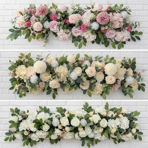 Könnte beinhalten: Drei Blumenarrangements mit rosa, cremefarbenen und weißen Blüten. Die Arrangements umfassen Rosen, Hortensien und andere dekorative Blüten, akzentuiert mit grünem Laub. Jedes Arrangement wird vor einer weißen Backsteinmauer präsentiert.