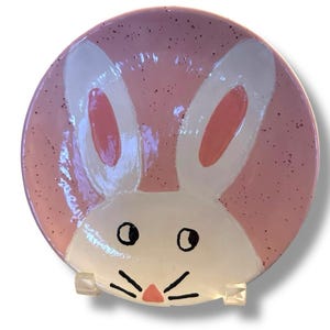 Könnte beinhalten: Rustikales Holzschild mit dem Text "Welcome to our home" in weißer Schrift. Das Schild hat eine Used-Optik und ein schlichtes, einladendes Design, ideal für die Eingangsbereichsdekoration.