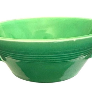 Peut inclure: Ensemble de trois mugs en céramique avec une finition mate et mouchetée. Les mugs sont de couleur crème, gris clair et gris foncé. Chaque mug a un design simple et minimaliste avec une anse arrondie.