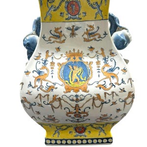 Wong Lee WL 1895 Griffin Putti Blågul Chinoiserie med Granatäpplehandtag Signerad Vas