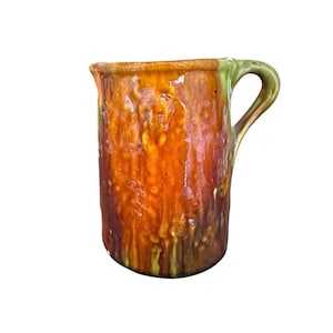 以下が含まれることがあります： 斑点のあるマット仕上げのセラミックマグカップ3個セット。各マグカップは、ライトブルー、クリーム、グレーと異なる色です。マグカップはシンプルでモダンなデザインで、持ちやすいハンドルが付いています。