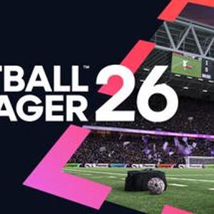 Może przedstawiać: Logo Football Manager 26 w kolorze białym na ciemnym tle, z osobą świętującą na boisku piłkarskim. Osoba ma na sobie niebieską kurtkę i czarne spodnie. Piłka nożna i czarna torba znajdują się na boisku.
