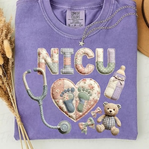 Puede incluir: Una camiseta morada Comfort Colors con un diseño de patchwork. Presenta las letras "NICU", un estetoscopio, un corazón con huellas de pies, un biberón, un osito de peluche y lazos. También es visible un collar plateado con un colgante de estrella.