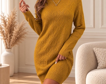 Puede incluir: Un vestido tipo suéter de color amarillo mostaza con mangas largas, un patrón de rombos texturizado, cuello redondo y puños y dobladillo acanalados. La prenda está confeccionada en tejido de punto suave y llega por encima de la rodilla.