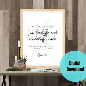 Può includere: Una stampa incorniciata con il testo "I am fearfully and wonderfully made" in elegante scrittura. La stampa è esposta su un tavolo di legno con un libro, candele e piante. Un cerchio turchese con "Digital Download" è nell'immagine.