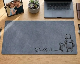 Alfombrilla de escritorio de Winnie the Pooh, regalo del Día del Padre de parte de su hija, regalo personalizado para papá, alfombrilla de ratón de cuero grande, alfombrilla de escritorio azul grisácea, Papá y yo