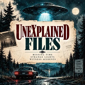 Pode incluir: Um cartaz intitulado Unexplained Files apresentando uma floresta escura, uma lua cheia e um disco voador emitindo um feixe de luz. O texto inclui Missing Time, Strange Lights, Witness Accounts, Unknown Location e Some Things Still Happen.