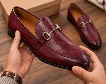 Mocasines de cuero burdeos hechos a mano para hombre, zapatos de vestir de lujo con detalle de herradura, zapatos formales acolchados sin cordones, calzado premium para bodas y oficinas.