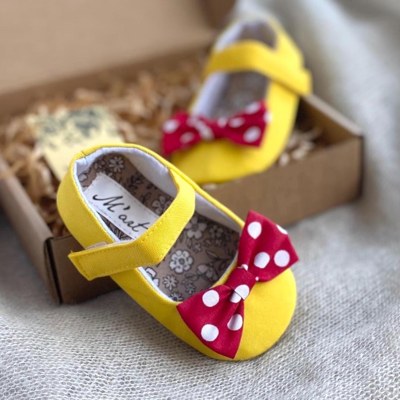 Custom handmade Minnie mouse baby girl shoes and matching headband. Handmade soft sole shoes. Made from vibrant yellow solid fabric, finished with red bows. Matching bow headband available. Perfect for Minnie mouse themed outfits