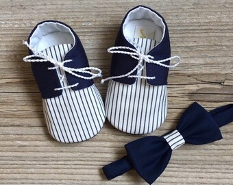 Conjunto de zapatos y pajarita de rayas azul marino para bebé niño