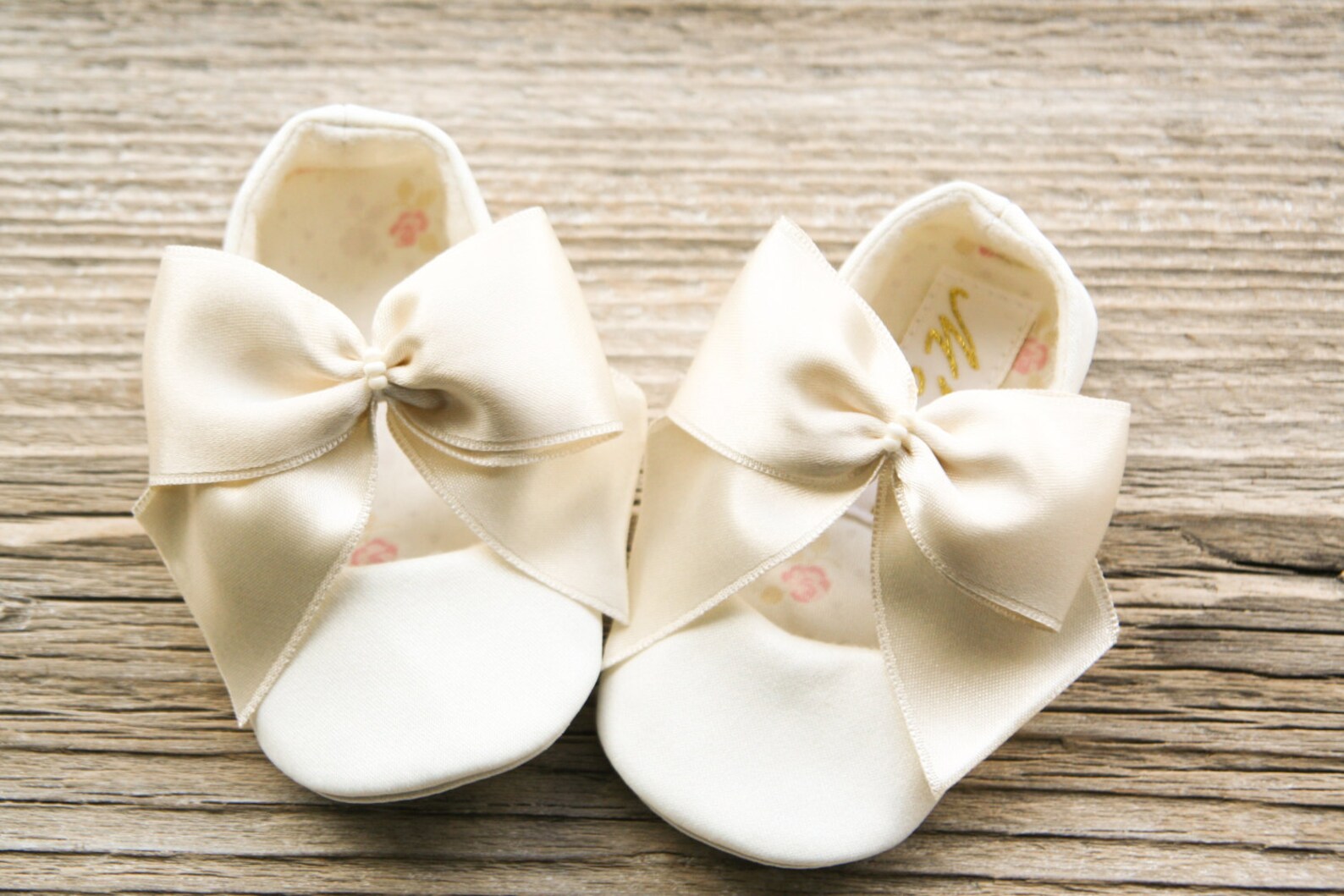 ivory bow shoes, baby baptism shoes, white baby christening shoes, baby ballet slippers, baby girl shoes, wedding shoes, blessin