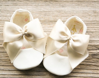 IVORY bow shoes, baby baptism shoes, WHITE baby christening shoes, baby ballet slippers, baby girl shoes, wedding shoes infant blessing shoe