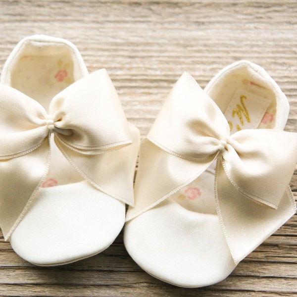 IVORY bow shoes, baby baptism shoes, WHITE baby christening shoes, baby ballet slippers, baby girl shoes, wedding shoes infant blessing shoe