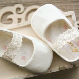 Ivoorkleurige doopschoenen voor babymeisjes, doopschoenen voor meisjes en hoofdband met strik, ivoorkleurige kantschoenen, bloemenmeisjesschoenen bruiloft, op maat gemaakte slofjes