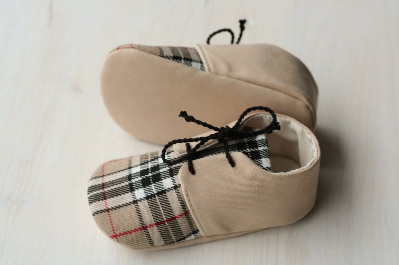 Baby boy shoes and bow tie set, newborn photo prop, Beige plaid tartan baby outfit, baby shower gift, 1st birthday, wedding outfit image 3