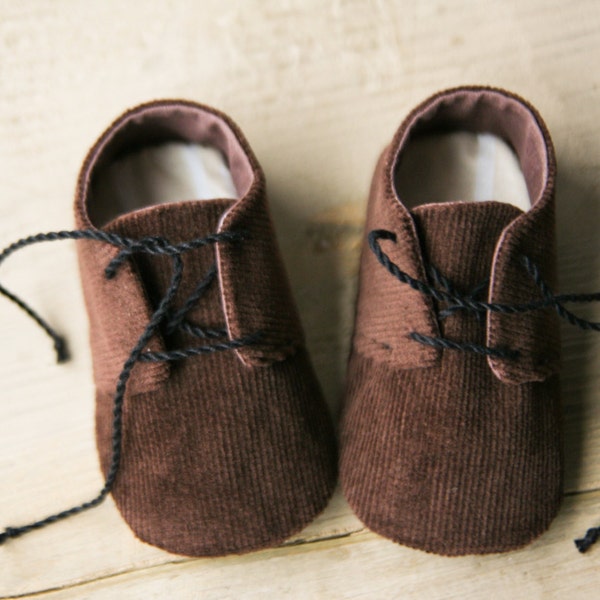 Chaussures bébé garçon, chaussures bébé marron, chaussures bébé en velours côtelé, richelieus bébé, chaussures bébé noires, chaussures à semelle souple, chaussons cadeau baby shower pour petit homme