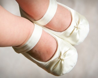 IVORY Baby-Mädchen Taufschuhe, Elfenbein Satinschuhe, weiße Taufschuhe, Blumenmädchen Schuhe Hausschuhe Ballerina Schuhe, Babypartygeschenk