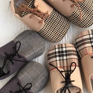 Baby boy shoes and bow tie set, newborn photo prop, Beige plaid tartan baby outfit, baby shower gift, 1st birthday, wedding outfit image 9