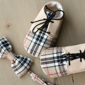 Baby boy shoes and bow tie set, newborn photo prop, Beige plaid tartan baby outfit, baby shower gift, 1st birthday, wedding outfit image 2