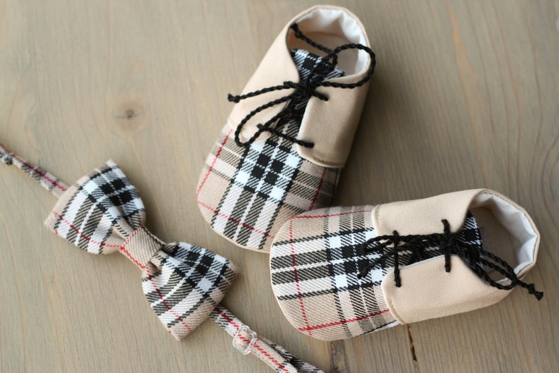 Baby boy shoes and bow tie set, newborn photo prop, Beige plaid tartan baby outfit, baby shower gift, 1st birthday, wedding outfit image 2