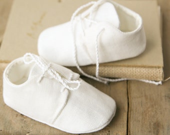 Chaussures de baptême en lin blanches, chaussons en lin pour bébé garçon, chaussons de chaussures de baptême, tenue de bébé blanche, cadeau de baby shower, taufschuhe