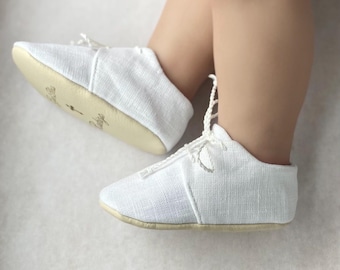 Weiße LEINEN Taufschuhe, Baby Leinen Booties, Taufschuhe, weißes Baby Outfit, Schuhe für das Taufkleid, Neugeborenen Geschenk, taufschuhe