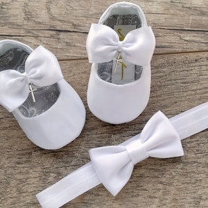 Ivory baby baptism shoes with silver embellishment and satin ribbon bows. Matching bow headband made from ivory satinfabri and soft elastic. Baby baptism headband.