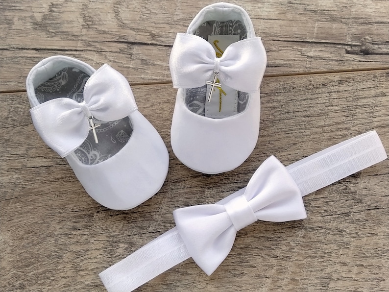 Ivory baby baptism shoes with silver embellishment and satin ribbon bows. Matching bow headband made from ivory satinfabri and soft elastic. Baby baptism headband.