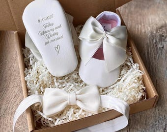Personalizowane ŚLUBNE buciki i opaska dla małej dziewczynki, buciki dla małych dziewczynek sypiących kwiaty, buciki dla małych dziewczynek w kolorze kości słoniowej, buciki do chrztu dla małych dzieci.