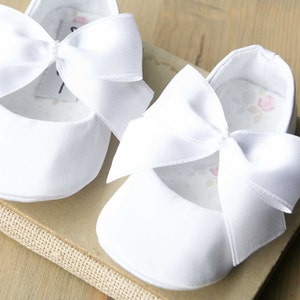 Elegant Pearl Baby Girl Baptism Christening Shoes Adorable Shiny Shoes White Crib Shoes with Headband for Newborn Gift Set 