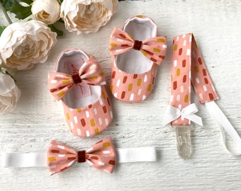 Chaussures de bébé rose saumon, chaussures pour tout-petits, coffret cadeau corail pour bébé fille, panier-cadeau de baby shower, bandeau à pince tétine