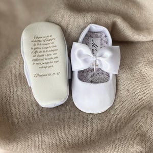 Chaussures de baptême bébé fille CUSTOM NAME, chaussures croix blanches, chaussures de baptême ivoire, tenue de bénédiction, chaussons pour bébé fille, chaussures à noeud pour bébé