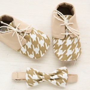 Zapatos de bebe marrones claros, zapatos de bautizo niño, zapatos de bebe pata de gallo, regalo para niño, patucos de bautizo beige, regalo de baby shower, zapato de niño pequeño
